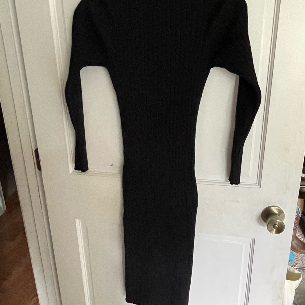 Sleek Black Ribbed Long-Sleeve Midi Dress